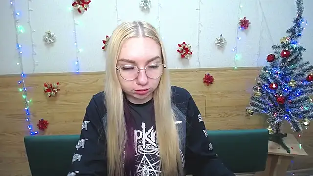 Snapshot of BeatriceFly chatting on 01.20.25 BeatriceFly online show from 01.20.25