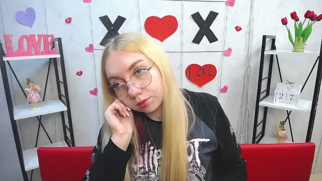 Snapshot of BeatriceFly chatting on 01.28.25 BeatriceFly online show from 01.28.25