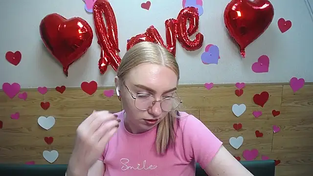 Snapshot of BeatriceFly chatting on 02.18.25 BeatriceFly online show from 02.18.25