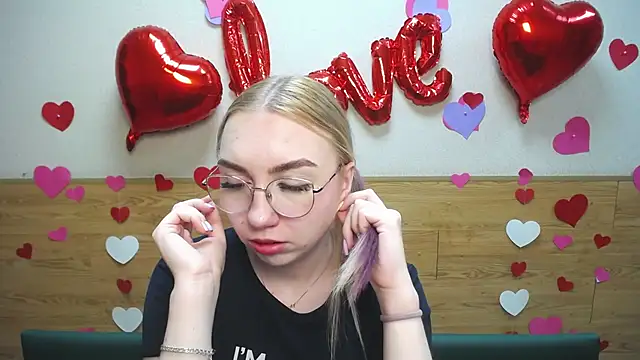 Snapshot of BeatriceFly chatting on 03.16.25 BeatriceFly online show from 03.16.25