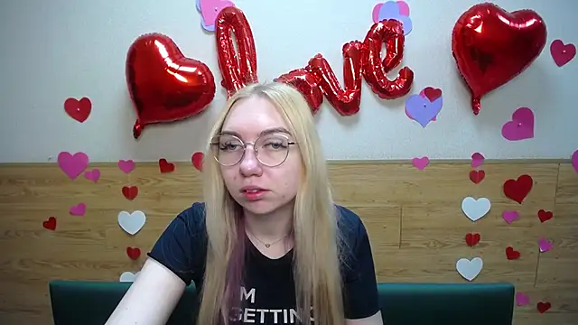 Snapshot of BeatriceFly chatting on 03.17.25 BeatriceFly online show from 03.17.25