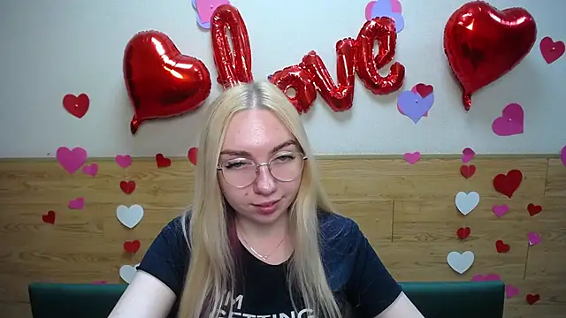 Snapshot of BeatriceFly chatting on 03.17.25 BeatriceFly online show from 03.17.25