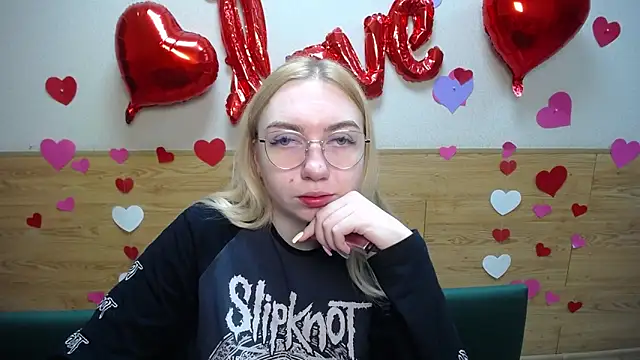 Snapshot of BeatriceFly chatting on 03.20.25 BeatriceFly online show from 03.20.25