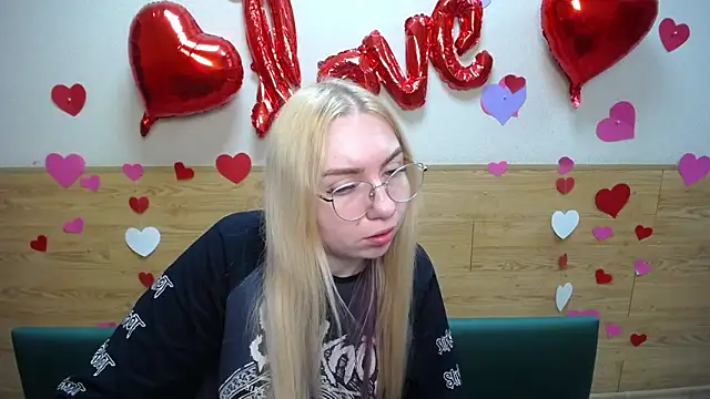 Snapshot of BeatriceFly chatting on 03.20.25 BeatriceFly online show from 03.20.25