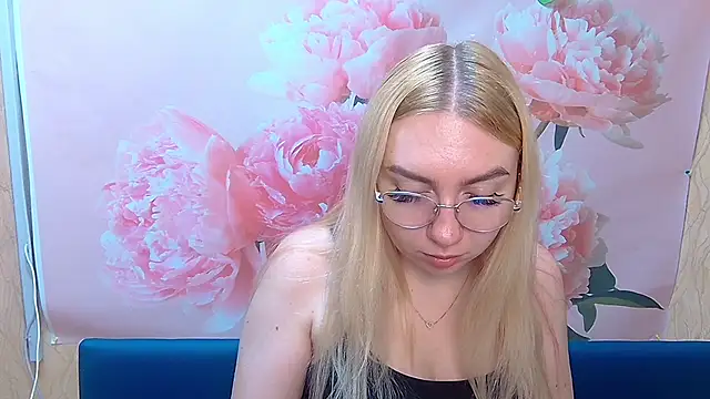 Snapshot of BeatriceFly chatting on 09.09.25 BeatriceFly online show from 09.09.25