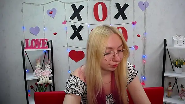 Snapshot of BeatriceFly chatting on 09.13.25 BeatriceFly online show from 09.13.25