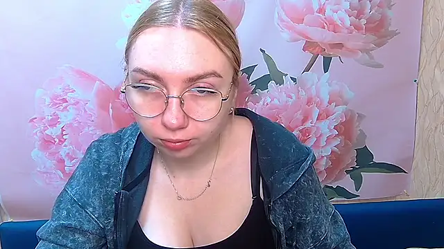 Snapshot of BeatriceFly chatting on 09.15.25 BeatriceFly online show from 09.15.25