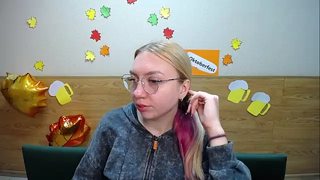 Snapshot of BeatriceFly chatting on 09.19.25 BeatriceFly online show from 09.19.25