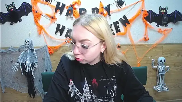 Snapshot of BeatriceFly chatting on 10.21.25 BeatriceFly online show from 10.21.25