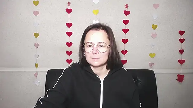 Snapshot of MarieSho chatting on 12.16.24 MarieSho online show from 12.16.24