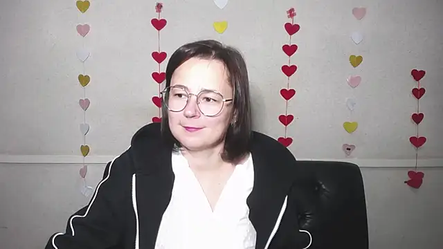 Snapshot of MarieSho chatting on 12.16.24 MarieSho online show from 12.16.24