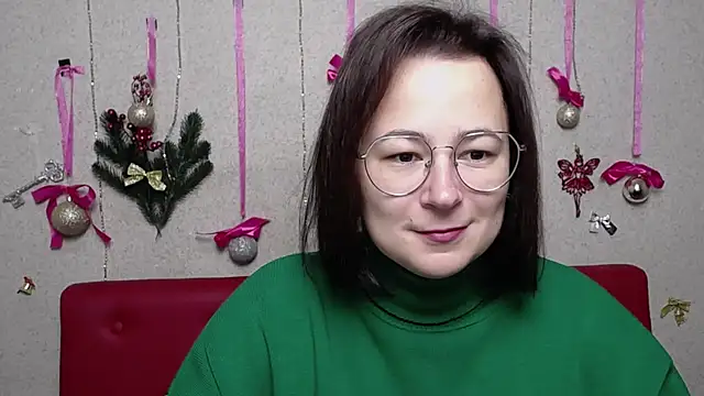 Snapshot of MarieSho chatting on 12.18.24 MarieSho online show from 12.18.24