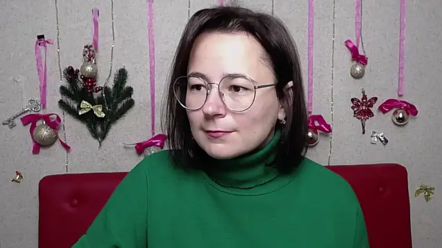 Snapshot of MarieSho chatting on 12.18.24 MarieSho online show from 12.18.24