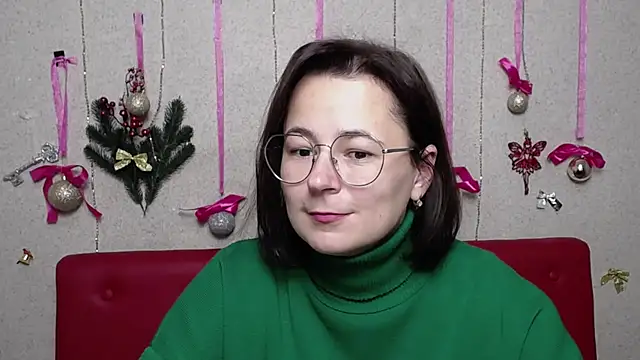 Snapshot of MarieSho chatting on 12.18.24 MarieSho online show from 12.18.24
