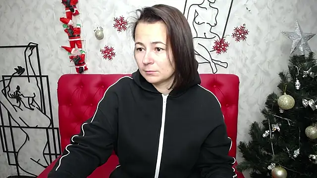 Snapshot of MarieSho chatting on 12.19.24 MarieSho online show from 12.19.24
