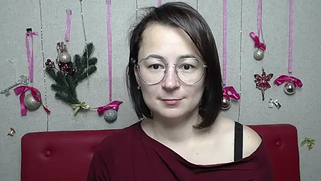 Snapshot of MarieSho chatting on 12.19.24 MarieSho online show from 12.19.24