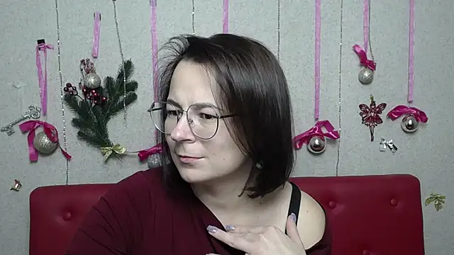 Snapshot of MarieSho chatting on 12.19.24 MarieSho online show from 12.19.24