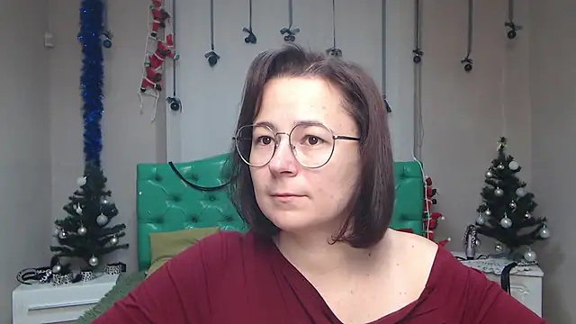 Snapshot of MarieSho chatting on 12.20.24 MarieSho online show from 12.20.24