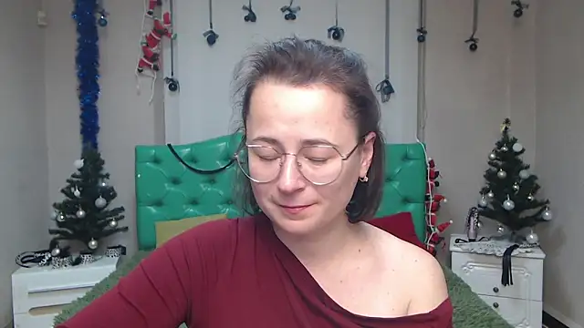 Snapshot of MarieSho chatting on 12.20.24 MarieSho online show from 12.20.24