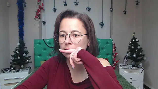 Snapshot of MarieSho chatting on 12.20.24 MarieSho online show from 12.20.24