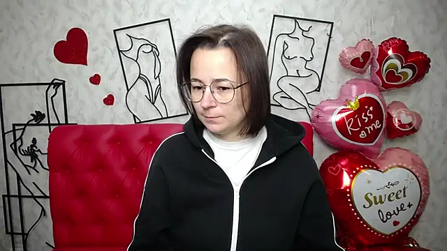 Snapshot of MarieSho chatting on 02.14.25 MarieSho online show from 02.14.25