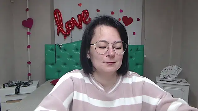 Snapshot of MarieSho chatting on 04.29.26 MarieSho online show from 04.29.26
