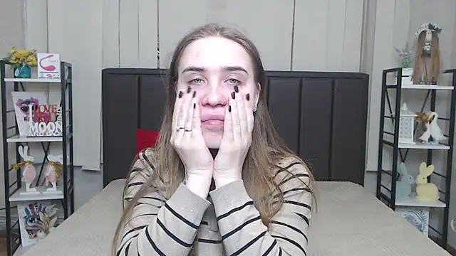 Snapshot of LauraHlot chatting on 12.05.25 LauraHlot online show from 12.05.25