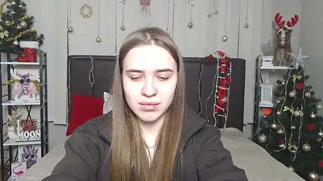 Snapshot of LauraHlot chatting on 12.14.25 LauraHlot online show from 12.14.25