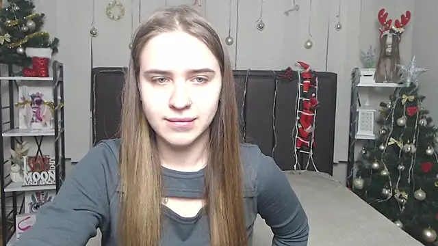 Snapshot of LauraHlot chatting on 12.20.25 LauraHlot online show from 12.20.25