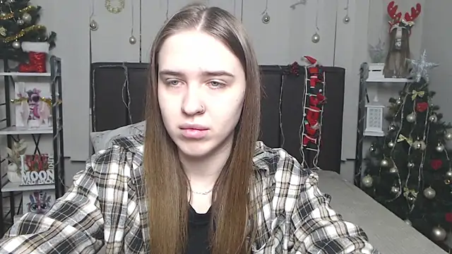 Snapshot of LauraHlot chatting on 12.21.25 LauraHlot online show from 12.21.25