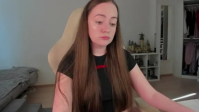 WalkingGirl online show from 04.13.26