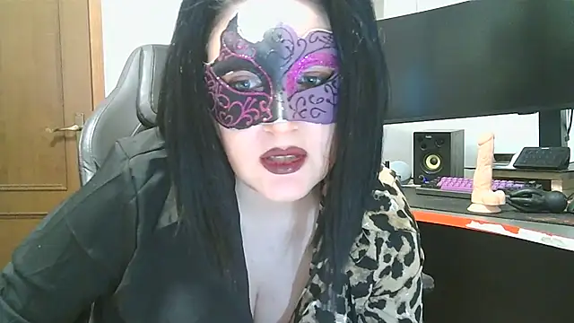 LaDamaNeraa online show from 10.10.25