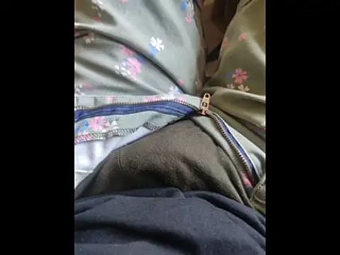 Snapshot of boy_BeardGallery chatting on 12.18.25 boy BeardGallery online show from 12.18.25