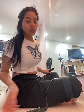 Snapshot of ariel_jonees chatting on 10.28.25 ariel jonees online show from 10.28.25