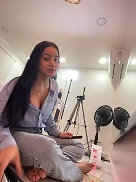 Snapshot of ariel_jonees chatting on 11.24.25 ariel jonees online show from 11.24.25