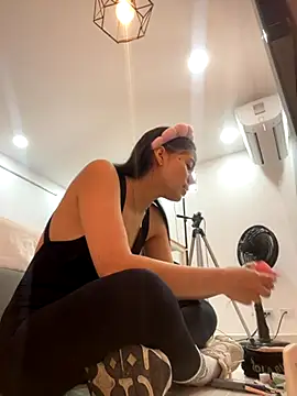 Snapshot of ariel_jonees chatting on 11.26.25 ariel jonees online show from 11.26.25