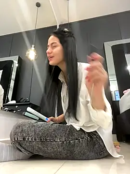 Snapshot of ariel_jonees chatting on 12.15.25 ariel jonees online show from 12.15.25