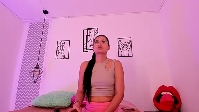 Snapshot of cloehonney chatting on 10.26.25 cloehonney online show from 10.26.25