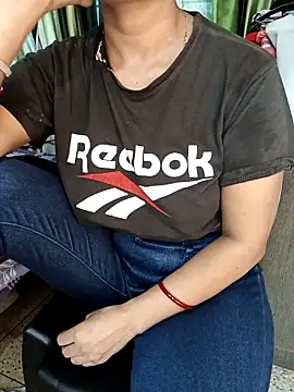 Snapshot of MUMTAJ-1 chatting on 10.31.25 MUMTAJ-1 online show from 10.31.25