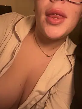 Snapshot of lilylush24 chatting on 01.22.25 lilylush24 online show from 01.22.25