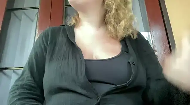 Snapshot of lilylush24 chatting on 02.05.25 lilylush24 online show from 02.05.25