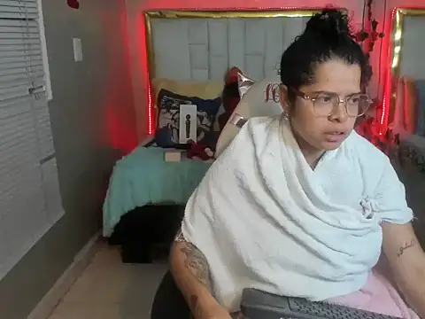 Snapshot of alexa-cooper- chatting on 12.25.24 alexa-cooper- online show from 12.25.24