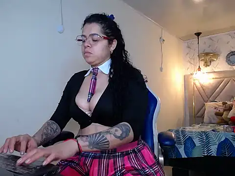Snapshot of alexa-cooper- chatting on 09.09.25 alexa-cooper- online show from 09.09.25