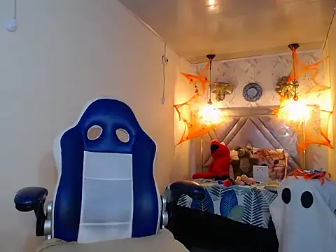 Snapshot of alexa-cooper- chatting on 10.18.25 alexa-cooper- online show from 10.18.25