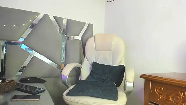 Snapshot of Arii_xxx chatting on 02.22.25 Arii xxx online show from 02.22.25