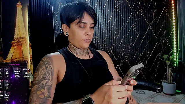 Snapshot of ZhoeStrong chatting on 01.19.26 ZhoeStrong online show from 01.19.26