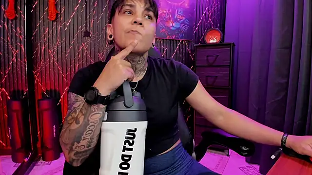 Snapshot of ZhoeStrong chatting on 02.22.26 ZhoeStrong online show from 02.22.26