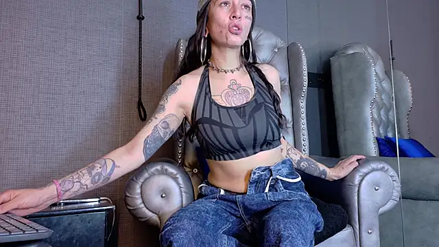 Snapshot of LusstCruella chatting on 10.27.25 LusstCruella online show from 10.27.25