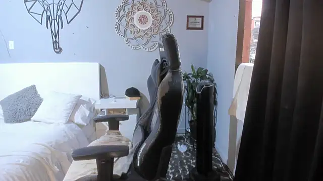 Snapshot of cattleya_campbell chatting on 10.21.25 cattleya campbell online show from 10.21.25