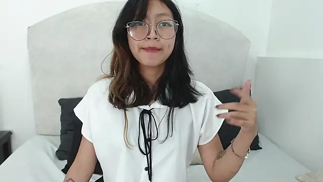 Snapshot of Yommi_Winx chatting on 12.18.24 Yommi Winx online show from 12.18.24